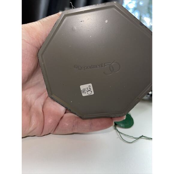 Dept 56 Heritage Town Square Gazebo #5513-1 & Rest Ye Merry Gentleman - Picture 5 of 9